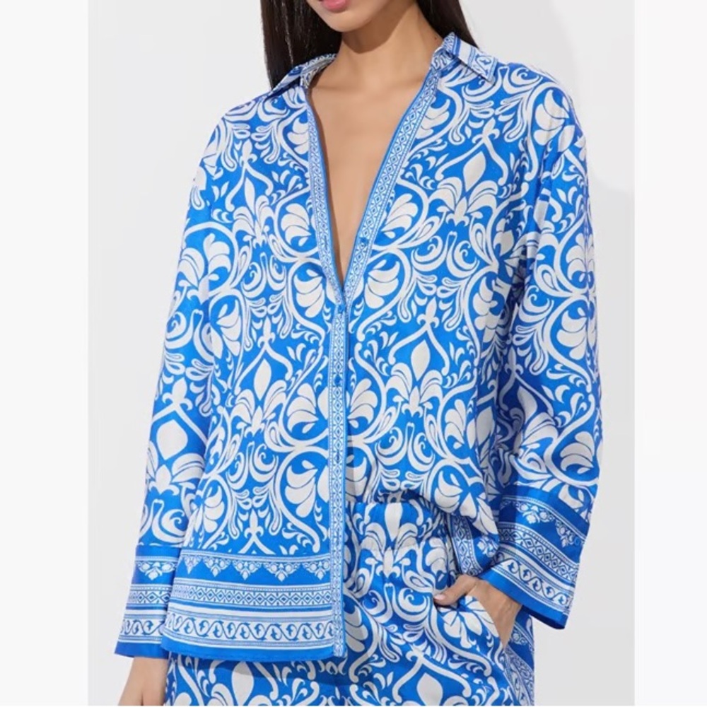 Alice + Olivia Blue and White Patterned Shirt size M